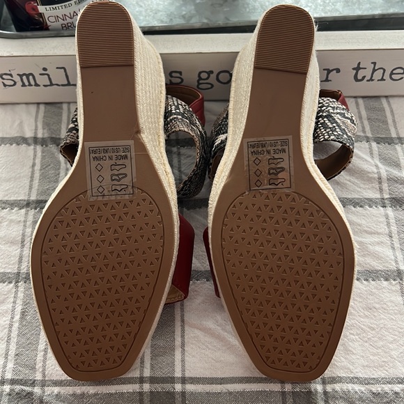 New woman’s wedges. Cute!! Sz 10 Qupid - Picture 5 of 7